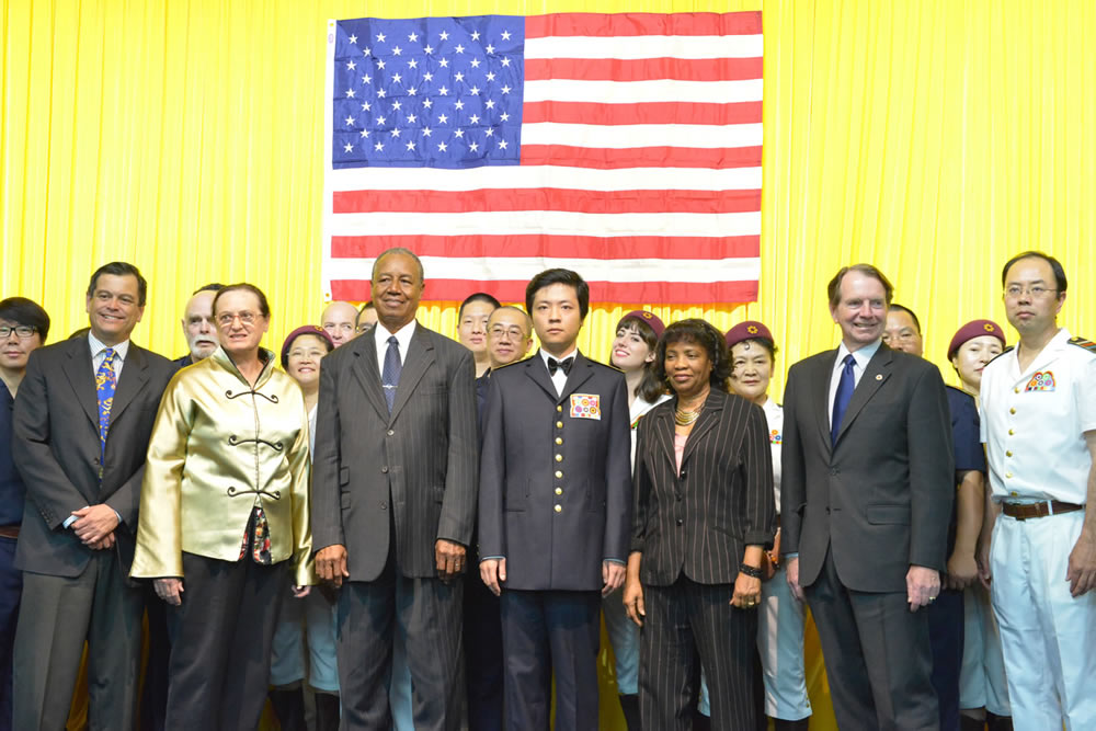 世界Wiser運動委員會的主席Vic Yee和來自美國、加拿大、中國、泰國、越南、南非、巴拉圭、馬來西亞、台灣、香港等十幾個國家和地區的國家級、省級的Wiser球會負責人，以及到場祝賀觀禮的市長、外交使節和貴賓們共同合影。 (03/02/2013)